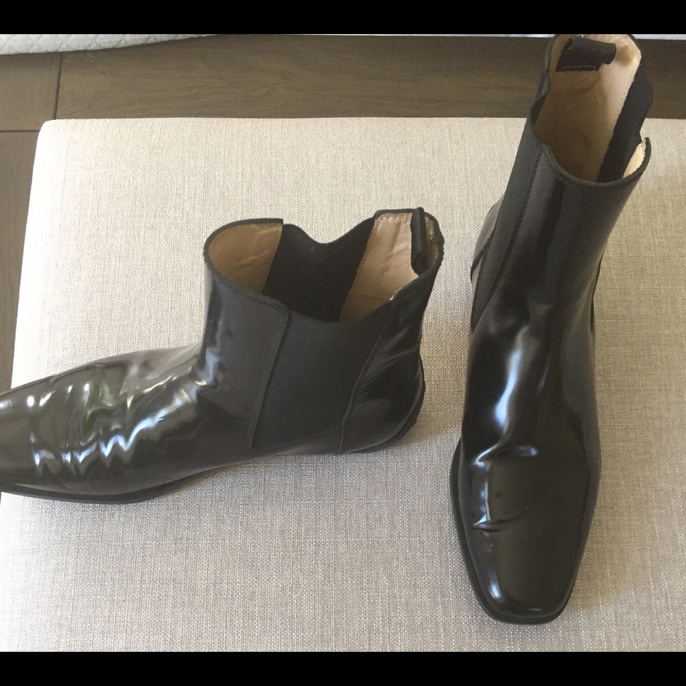 Tod's almost new shiny leather ankle bootie